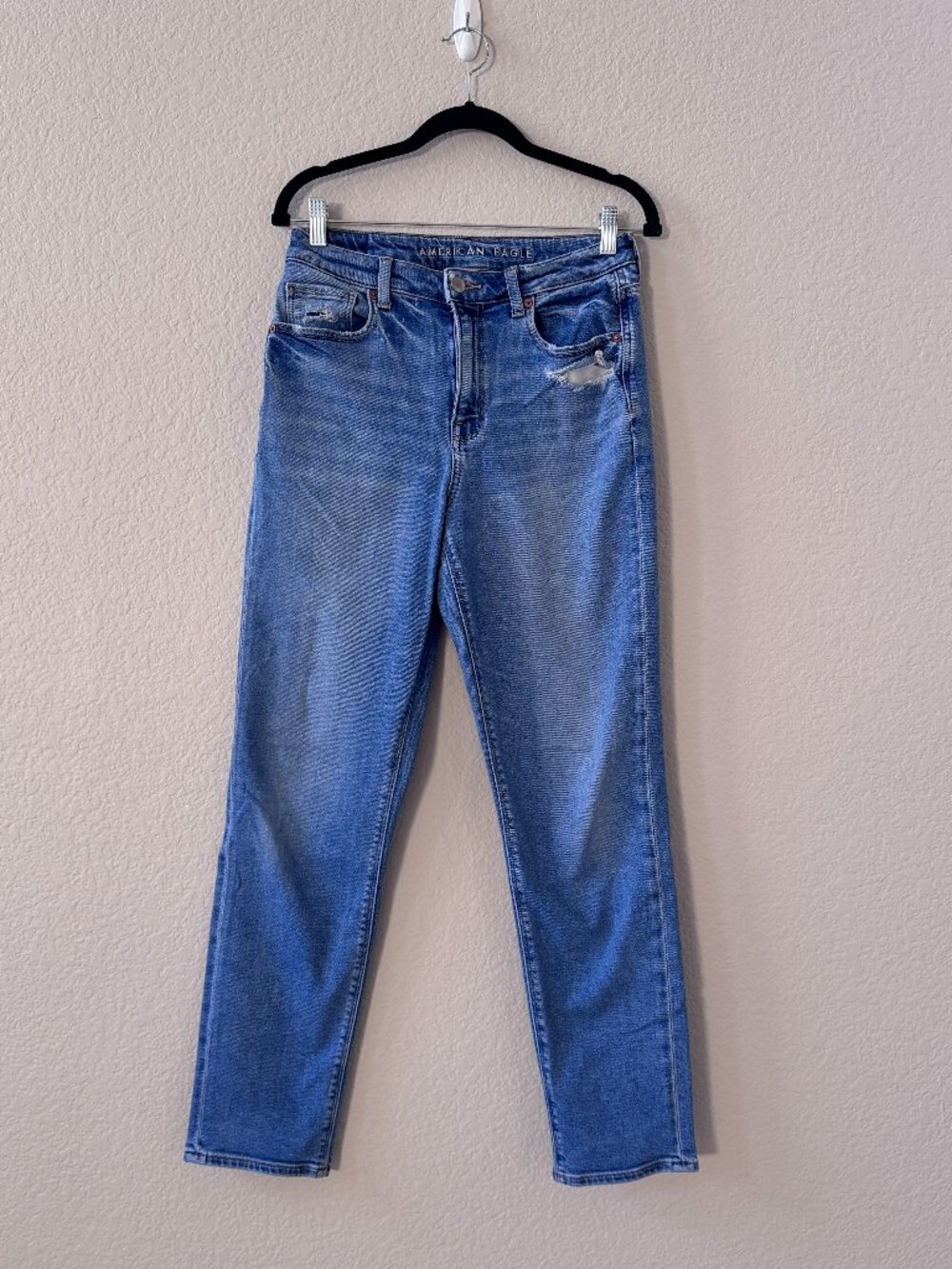 American Eagle Mom Jeans Women's Size 6 Long Light Wash Distressed Denim